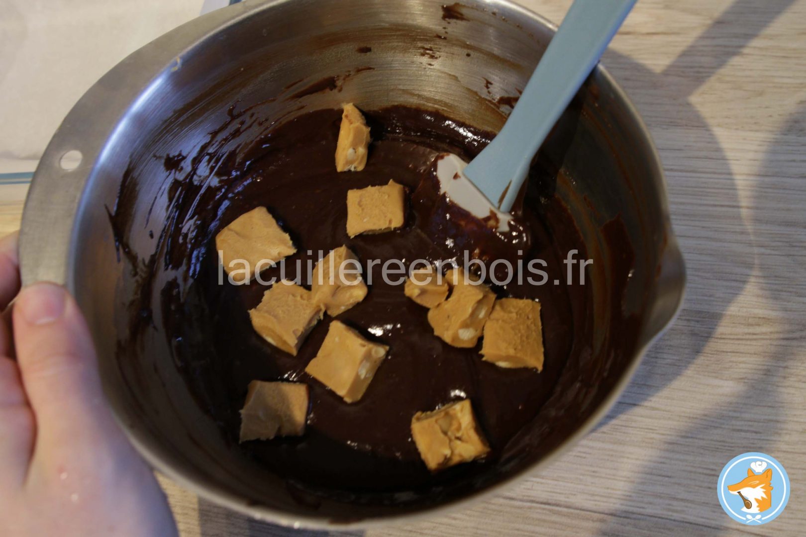 incorporer les pépites de beurre de cacahuète dans l'appareil à brownie