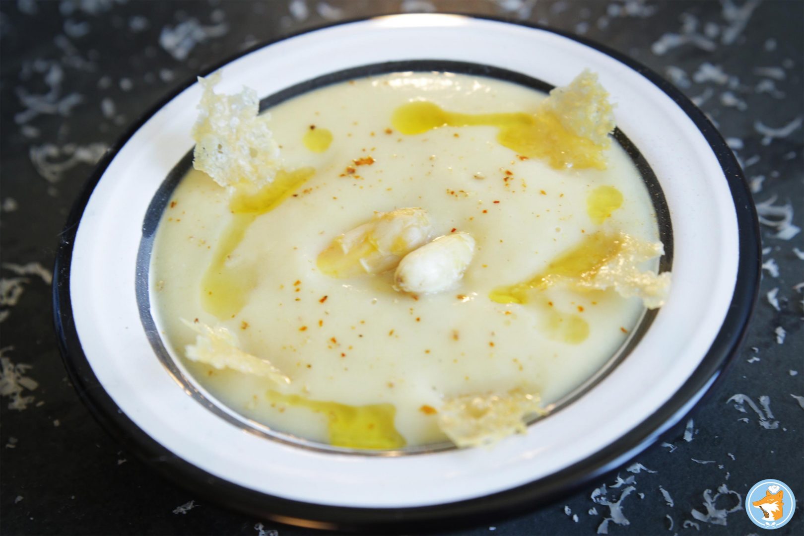 crème d'asperge au parmesan et à l'huile d'olive