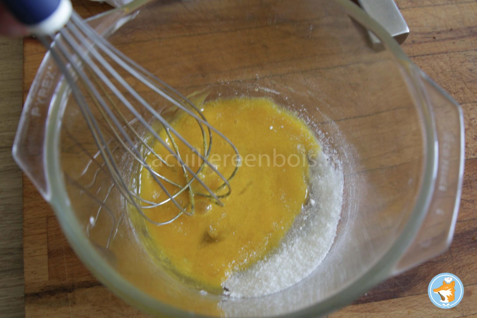 Préparez l'appareil à crème dessert en mélangeant les jaunes avec le sucre et la fécule