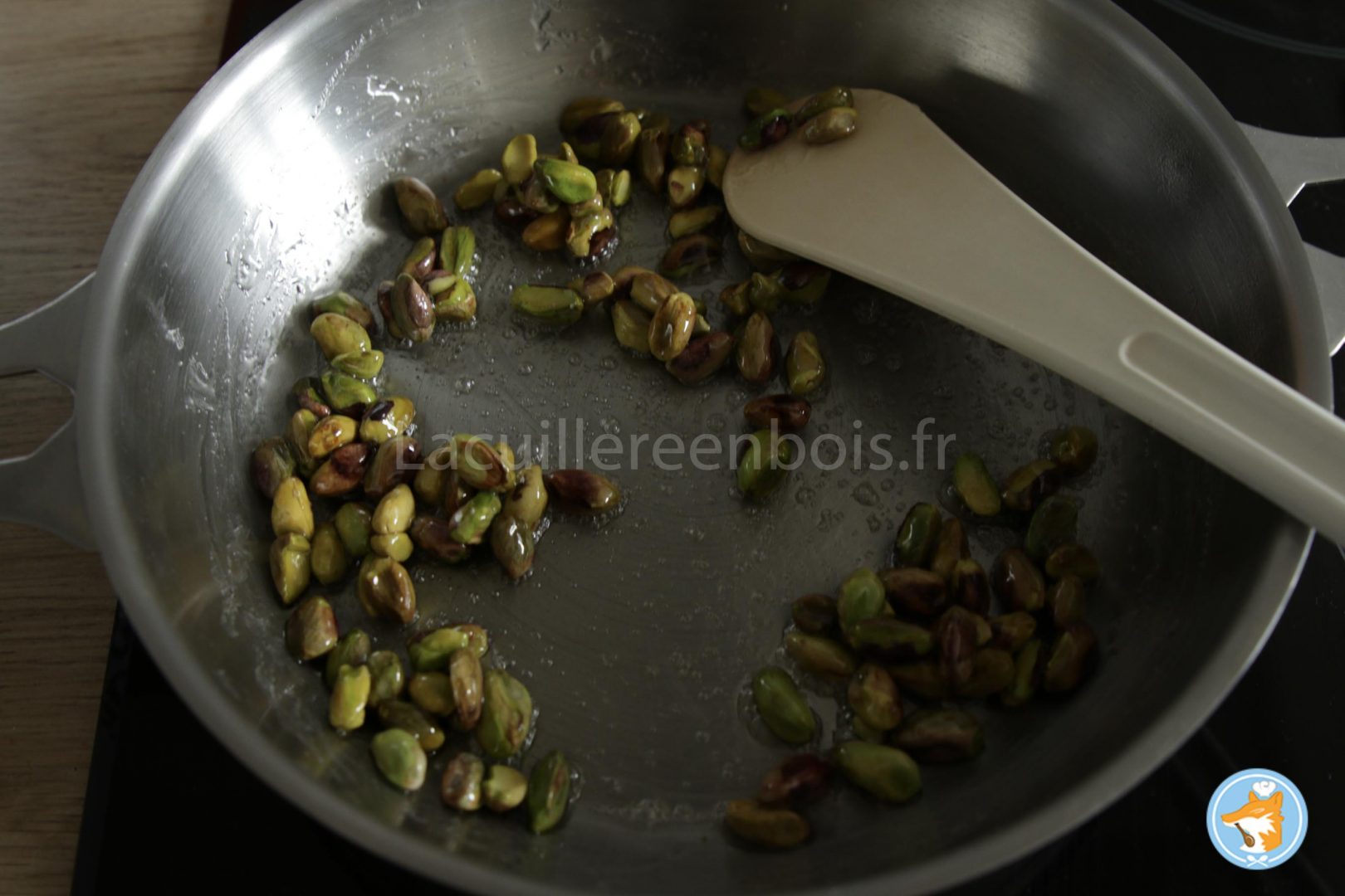 faire les pistaches sablées, ajouter les pistaches torréfiées 