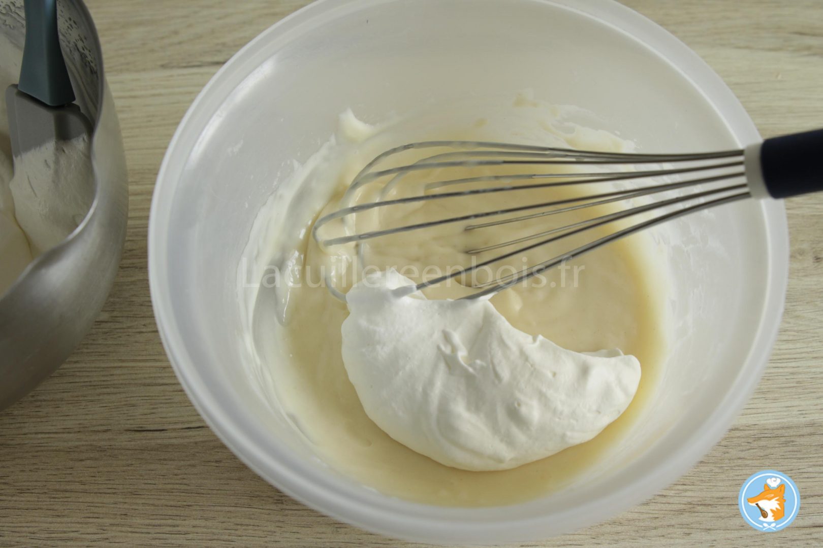 Mettez une belle Maryse de crème fouettée dans la crème pâtissière et mélangez. 