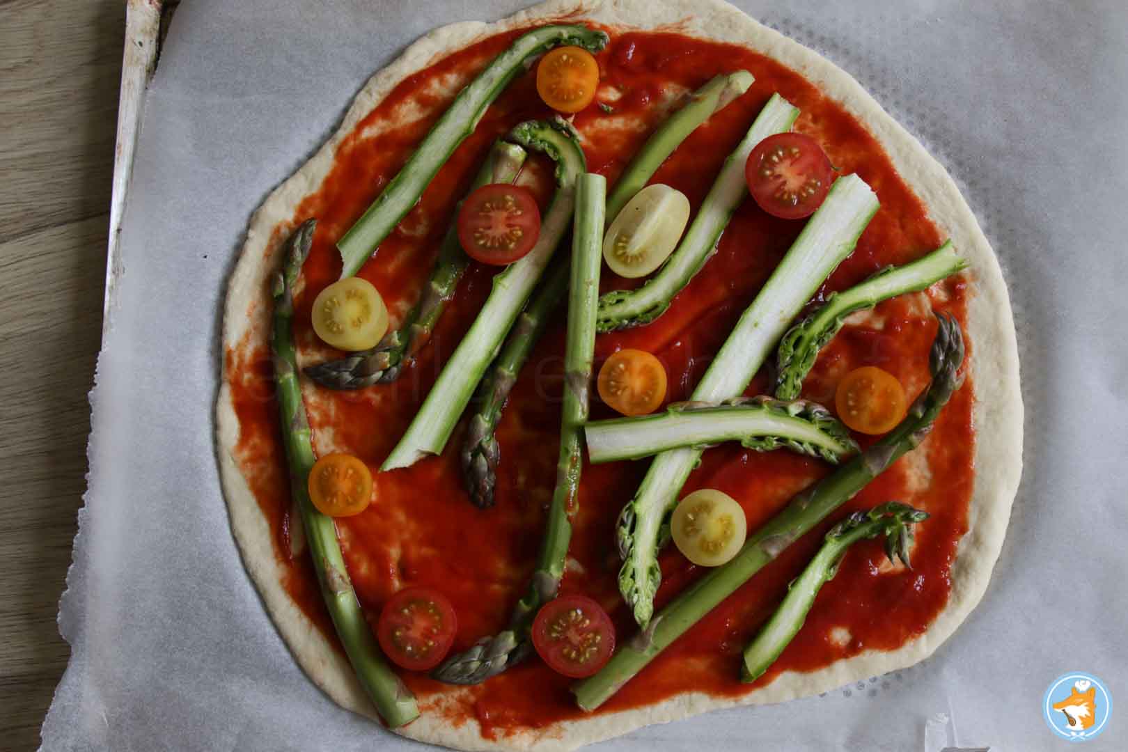 Continuez cette recette de pizza gourmande et facile en ajoutant vos légumes avant de cuire la pizza