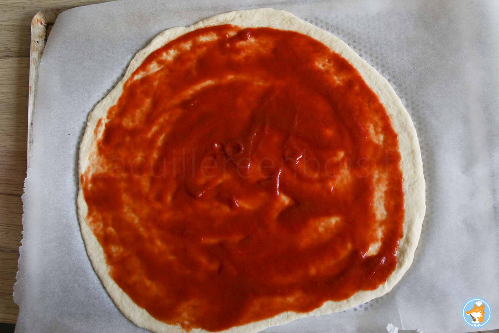 Pour cette recette facile et rapide de pizza, commencez par étalez finement votre pâte puis la sauce tomate