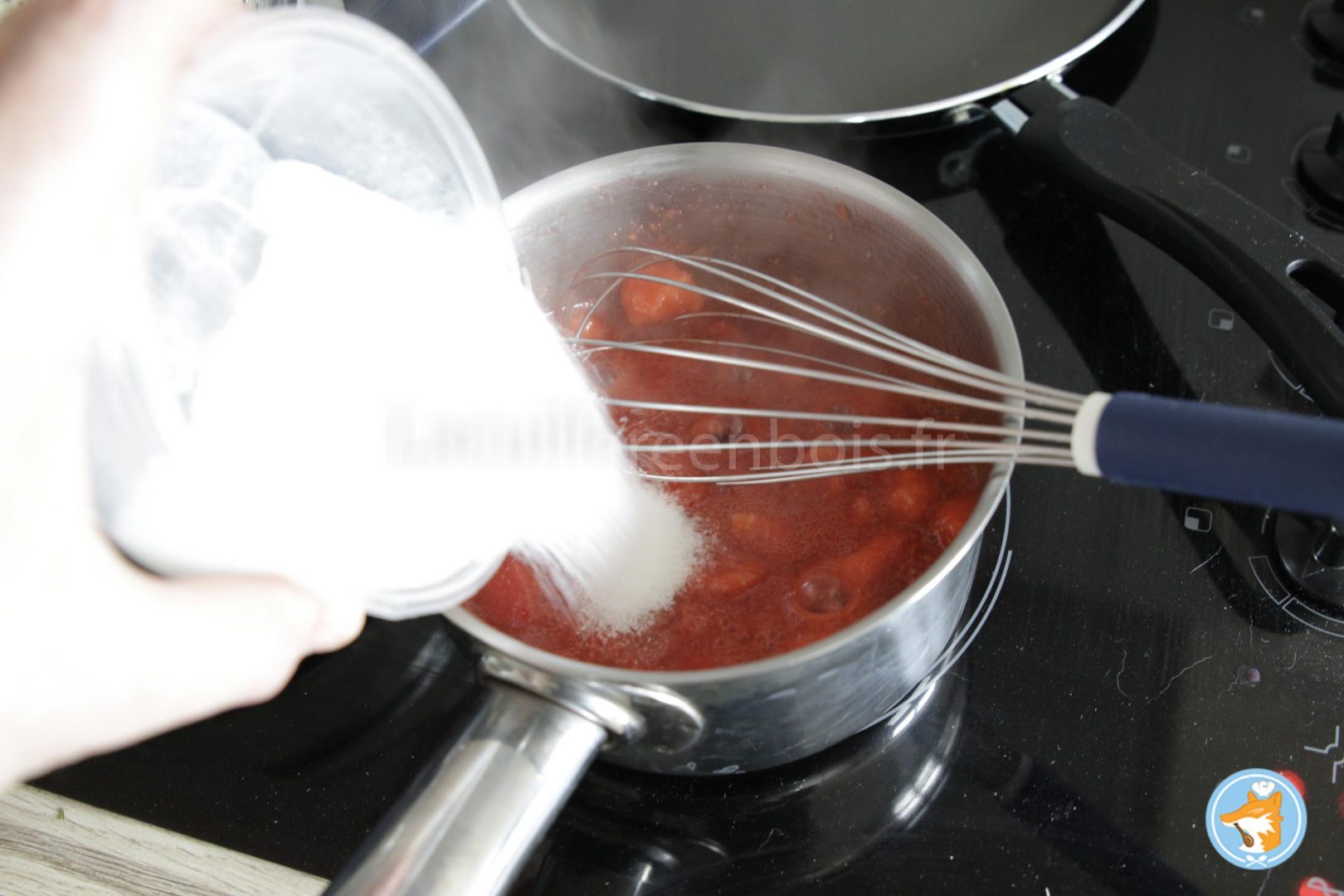 Pour cette recette de fraisier, il est important de faire un confit de fraise en mettant le sucre et la pectine dans les fraise et en faisant bouillir le mélange