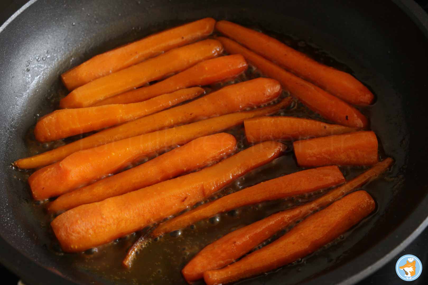 laissez caraméliser le jus d'orange, ce dernier donnera à votre délicieux tarte tain aux carottes et à l'orange un goût délicieux.