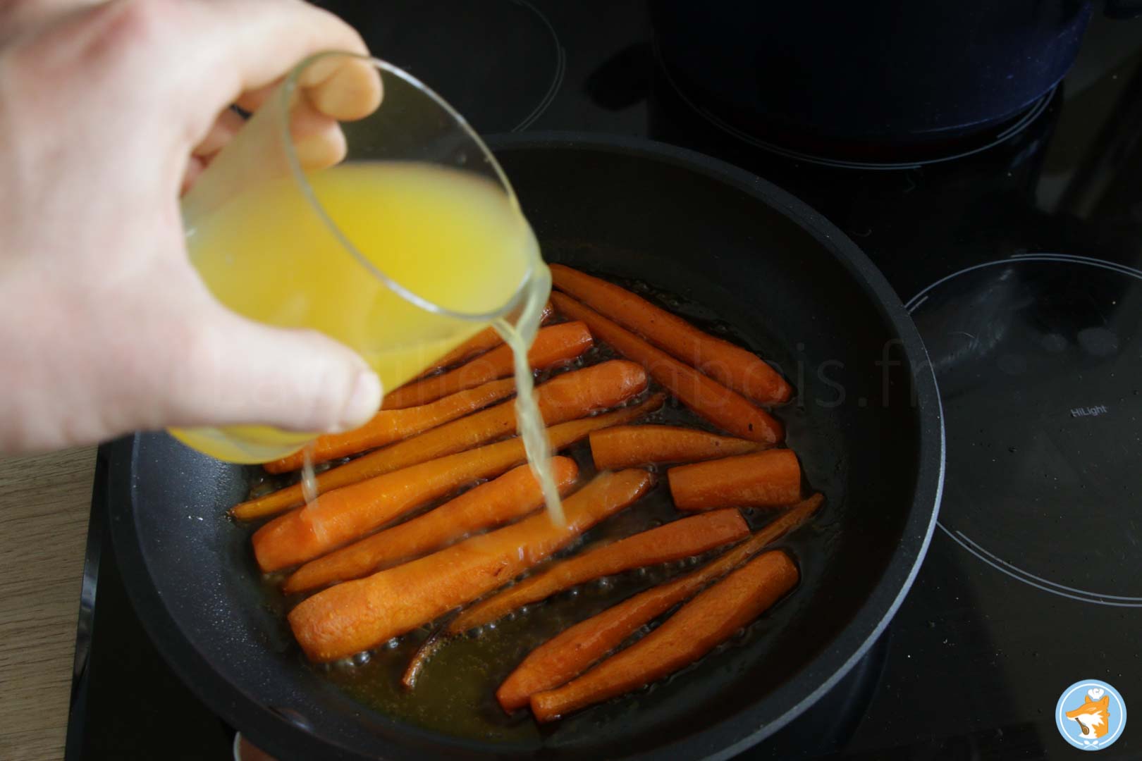 Déglacez les carottes avec le jus d'orange et laissez les carottes confire dans ce jus, le résultat est délicieux ! 