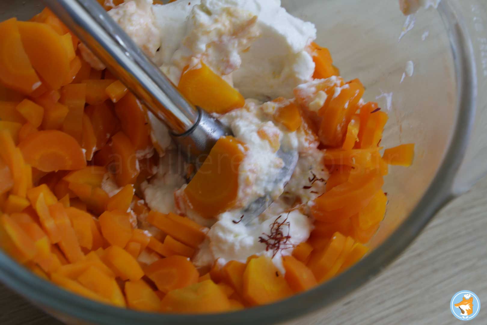 Mixez les carottes avec la ricotta, un peu de safran et une pincée de sel, cela donnera une belle texture à votre tarte tatin de carotte. 