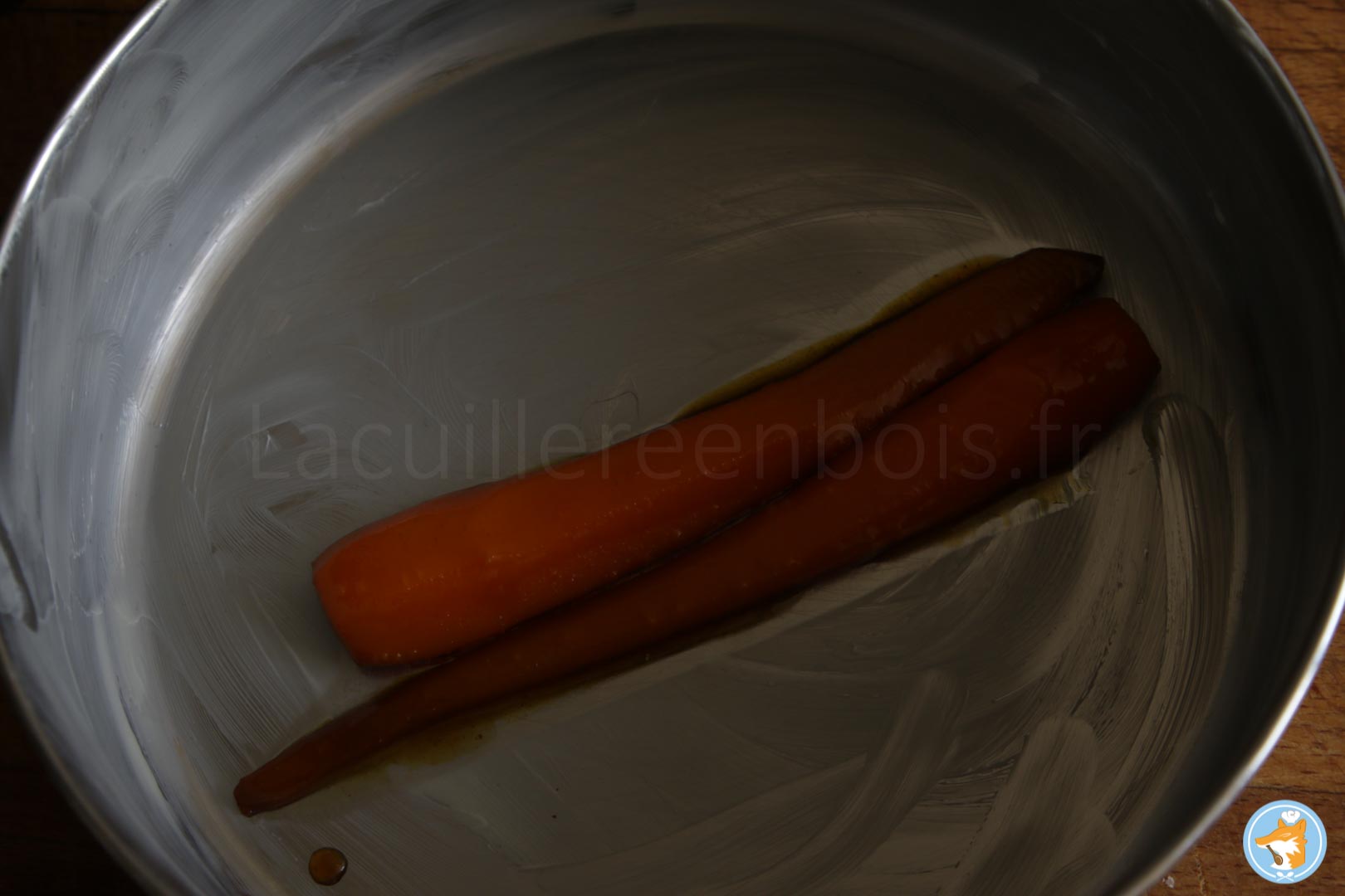 La tarte tatin de carotte à l'orange est presque finni. Posez les carottes au fond du moule. 