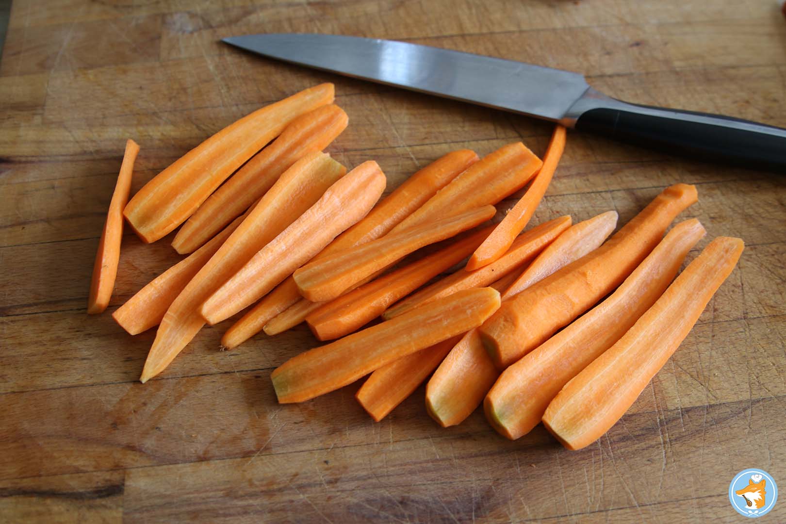 Commencez par couper vos carottes en deux dans  le sens de la longueur. Préférez des carottes fines, votre tarte tatin de carotte à l'orange n'en sera que plus délicieuse