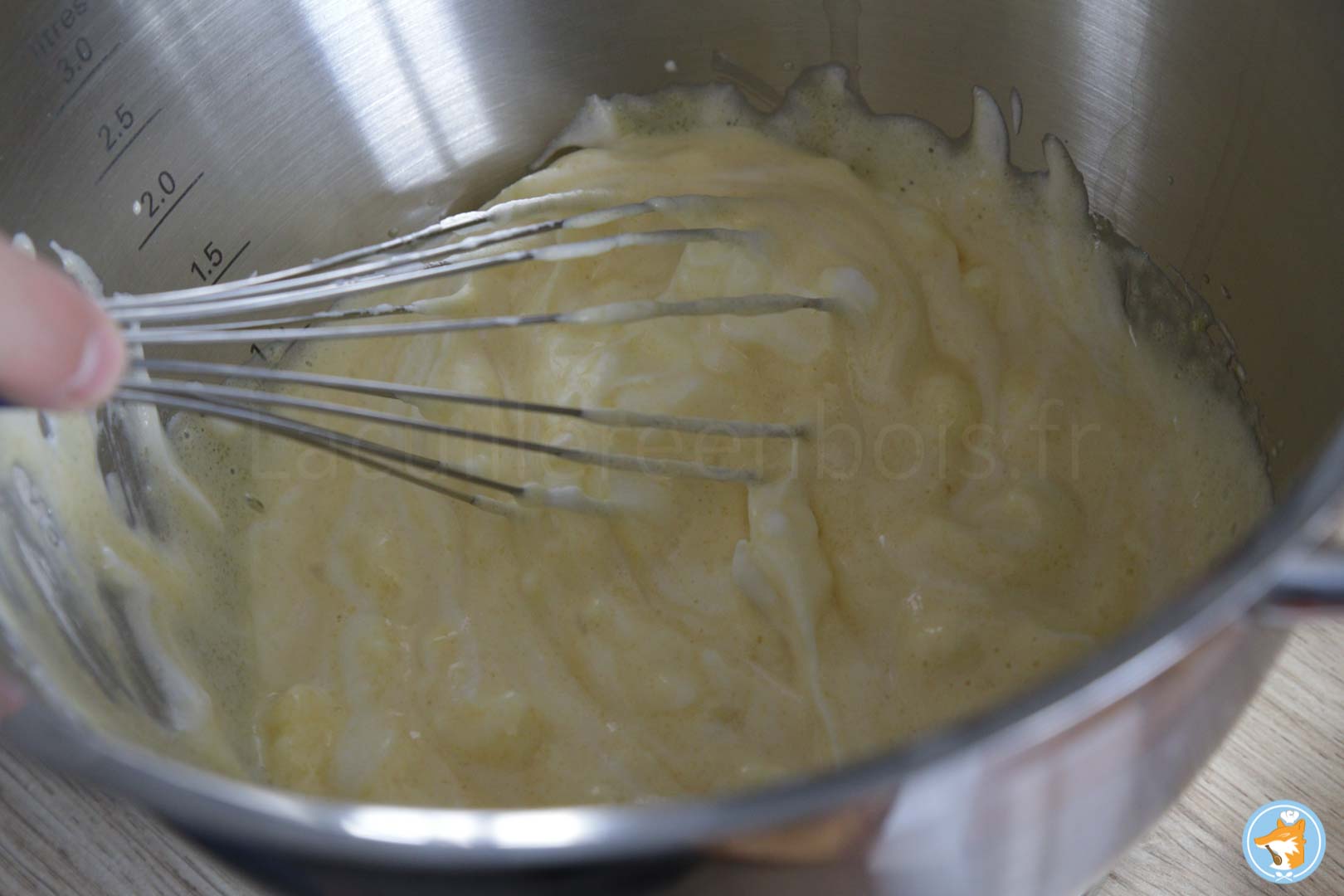 Incorporez les blancs d'œufs montés en meringue française dans l'autre partie du mélange