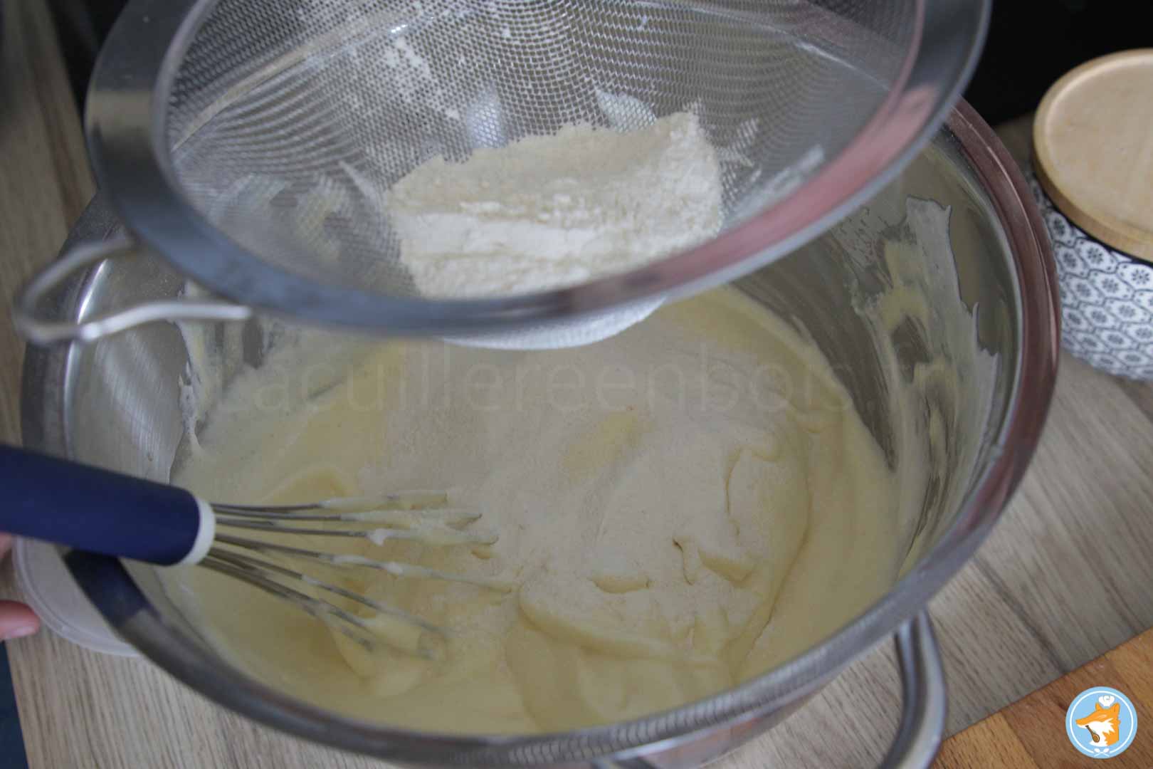 ajoutez la farine en pluie pour que le biscuit de votre recette de fraisier soit légèrement élastique