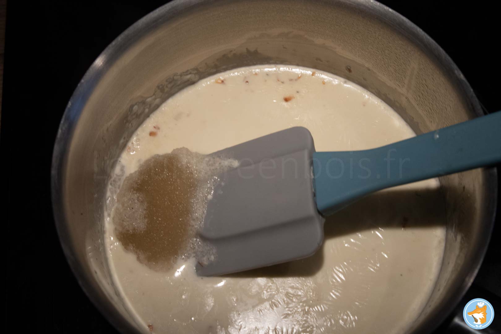 Faites fondre la gélatine dans la crème bouillante pour que voter ganache montée à la fève de tonka soit suffisamment ferme et que votre recette de fraisier soit impeccable