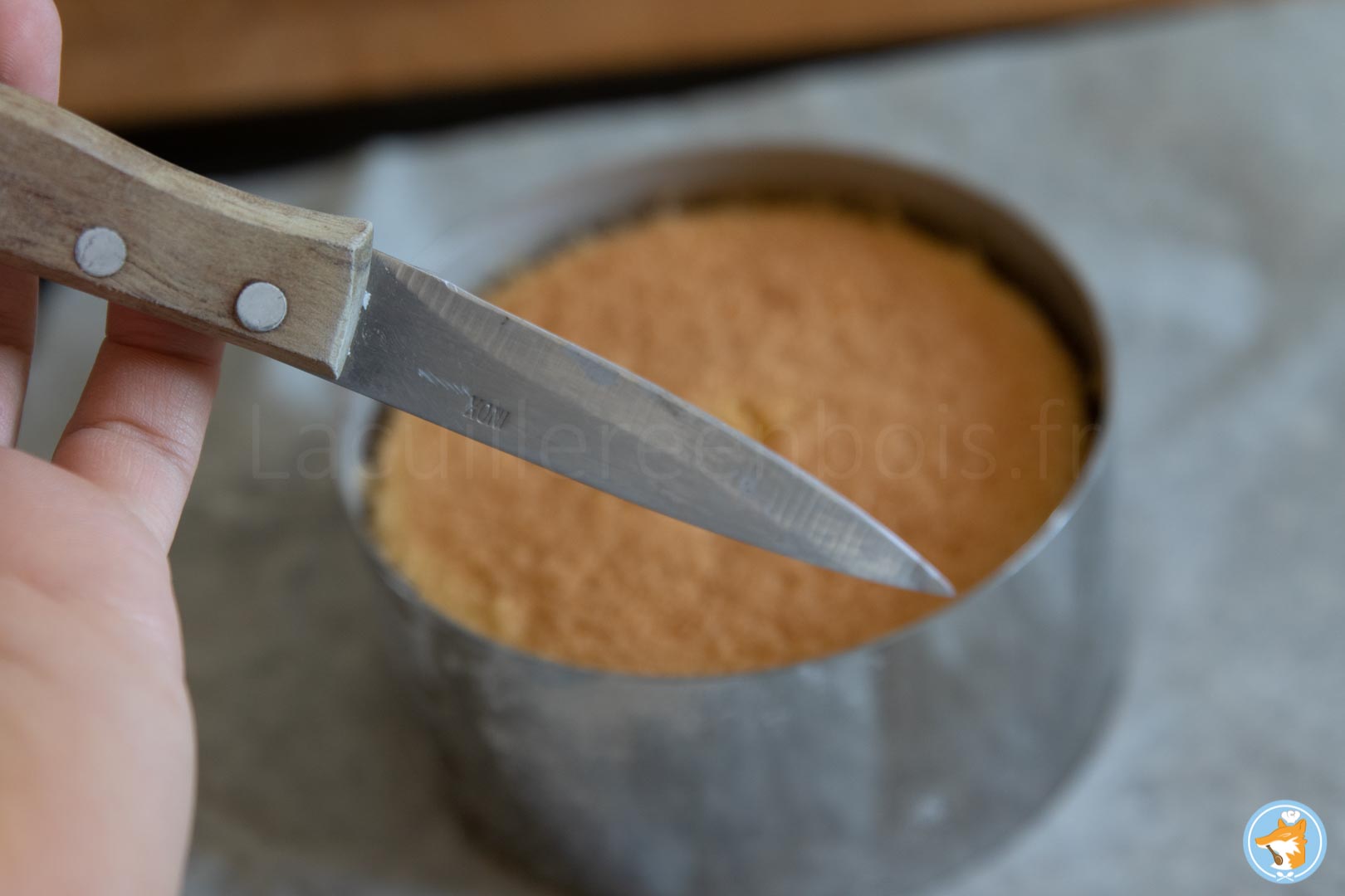 pour vérifier si votre  génoise est cuite, plantez-y un couteau, la lame doit ressortir propre.