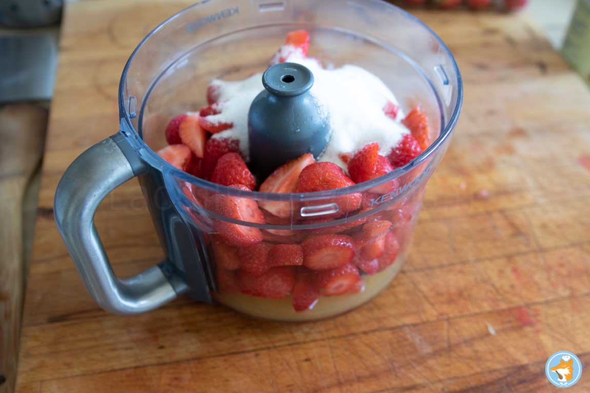 Mixez tous les ingrédients sauf 200g de fraise et le basilic