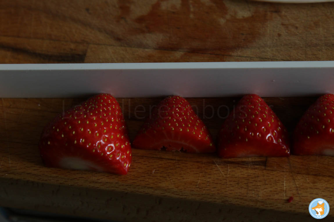 Cette astuce permets d'avoir une recette de fraisier vraiment parfaite car  toutes les fraises de décorations feront la même taille