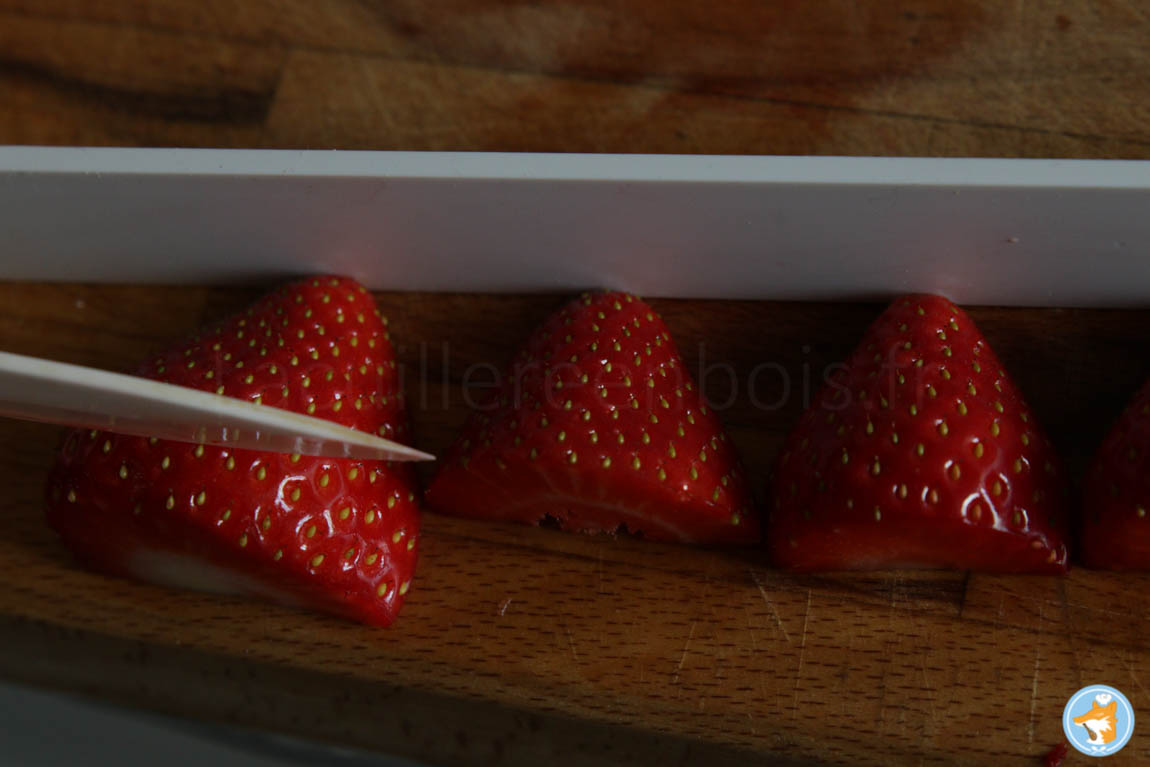 On part les fraises pour que l'aspect du fraisier soit vraiment impeccable.
