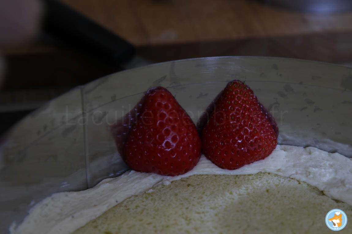 Plaquez les fraises en les enfonçant dans la ganache monté pour que votre fraisier soit visuellement parfait. 
