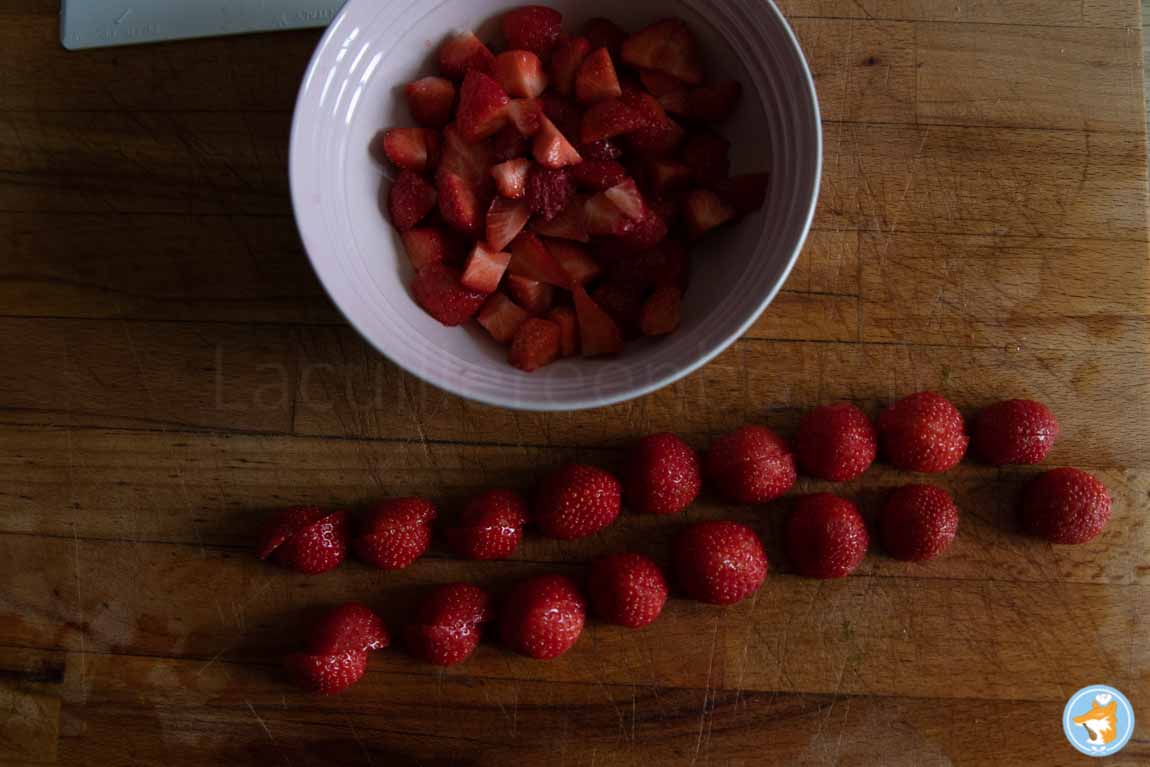 Préparez toutes vos fraises en avance, comme ça, vous ne serez pas coincé(e) lors du montage de votre recette de fraisier. 