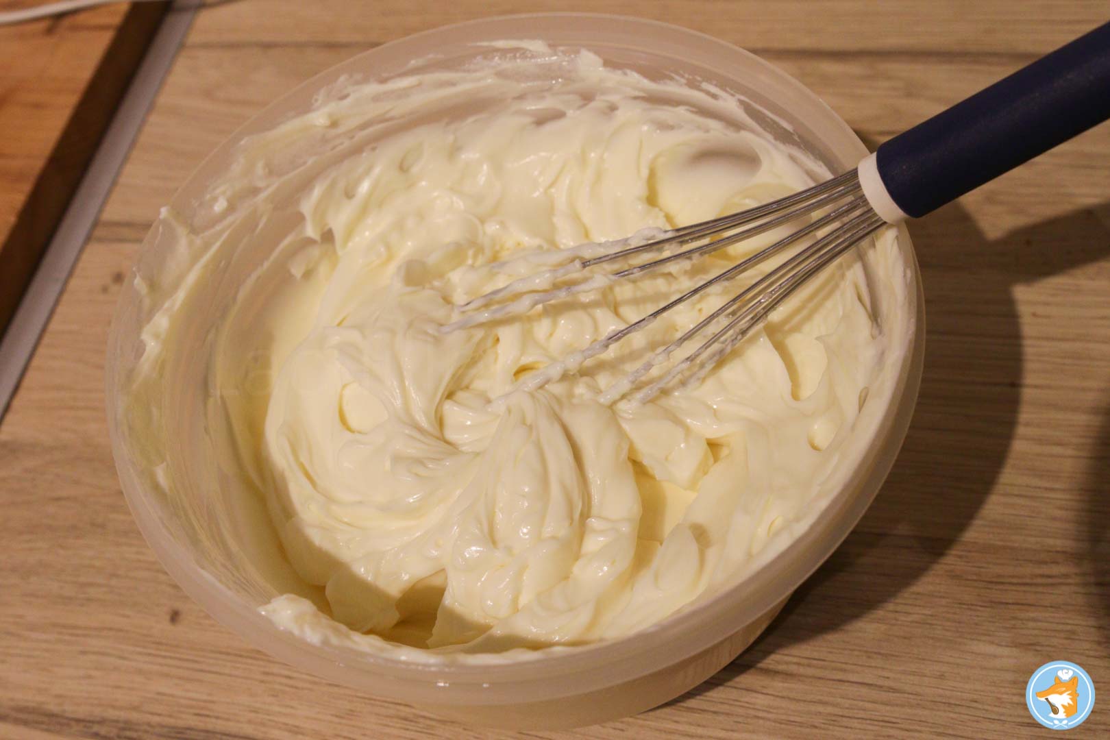 Après avoir laisser reposer la base au frais; attaquer la  garniture de votre cheesecake au praliné en fouettant le sucre avec le fromage frais jusqu'à ce que ce dernier soit bien détendu. 